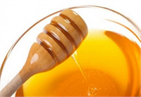 Balı tahta bir kaşıkla alıp aşağı doğru akıttığınızda bal sürekli akmalıdır Bal kesik kesik akıyorsa yani akarken kesik kesik düşüyorsa o bal sahte baldır