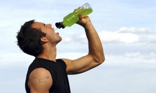 9 Sporcu içecekleri ve limon aromalı sodalar Bromlu Sebze Yağı orjinalinde alevlenme geciktirici olarak patentli bir sentetik bir kimyasaldır Aynı zamanda Amerika daki limon aromalı sodalar ve sporcu içeceklerinde genel olarak bulunan bir maddedir Avrupa dahil 100 den fazla ülkede tiroid problemlerine yol açması bağışıklıklığı azaltması büyüme sürecine etki etmesi ve şizofreniye götürmesi nedeniyle yasaklıdır