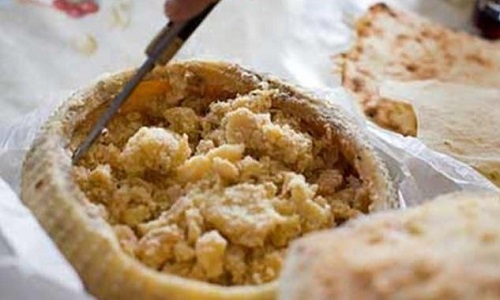 4 Casu Marzu Fransızların çok sevdiği bu kötü kokulu çürük peynir Sardinya Adası nın geleneksel bir lezzetidir ve adı çürük peynir anlamına gelmektedir Pecorino koyun sütünden yapılan bir İtalyan peyniri peynirinin içine sinek larvaları enjekte edilerek oluşturulur Çoğu zaman Casu Marzu nun içinde hala larva varken tüketilir ki bu da onu biraz tehlikeli yapmaktadır Midedeki gastrik asit larvaları öldürmez ve bu da onların bağırsaklara ve organlara bulaşmalarına neden olur Bu yüzden çürük peynir Amerika ve Avrupa da yasaktır