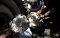 Çökelek yapmak için tuz kattığımız ayranı odun ateşinde pişirdikten sonra bir gün bekletiriz