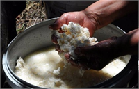 Bez torbalarda üzerine ağırlık konularak suyunu sıktığımız çökelek yenmeye hazır hala gelir Bizim ürettiğimiz yiyeceklerde Toroslar ın mis gibi kokusu alın teri ve emek var