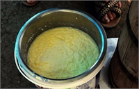 Çukurova bölgemizde hava şartlarına bağlı olarak büyükbaş hayvanlarımızın dağlardaki otlarla beslenmesine büyük önem veririz Buğday arpa mısır saman ve yoncanın yanında kokusu ve tadıyla doğal olarak yetişen onlarca bitkiyle besleriz Atalarımızdan öğrendiğimiz geleneksel yöntemlerle sütünden birbirinden lezzetli yiyecekler yapıyoruz Bizim ürettiğimiz süt peynir tereyağı ve yoğurdun tadı aroması farklıdır Hiçbir katkı maddesi kullanmayız