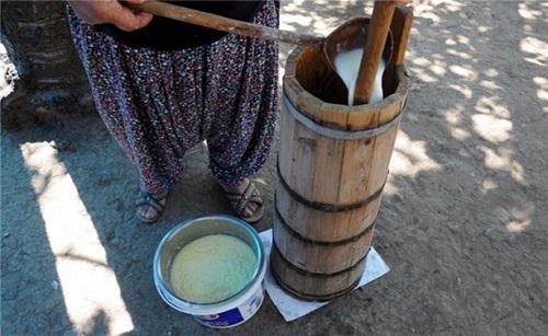 Yoğurt ayran olurken yağı toplanır Bir kapta soğuk su ile ovalar ayranından ayırırız Elde ettiğimiz tereyağını kaplara alırız Arda kalan ayranın bir kısmını sofralarda içmek veya misafirlerimize ikram etmek için buzdolabında muhafaza ederiz