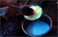 Büyükbaş hayvanımızdan günden 2 defa insan gücüyle sağdığımız sütü bez üzerinden süzüyoruz Odun ateşinde pişirip mayalarız Bir gün beklettikten sonra ahşap yayıkta su katarak çırparız