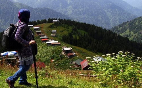 Pokut u ziyaret eden Aylin Aydoğan arkadaşlarıyla İzmir den geldiğini belirterek Yaylaya gelirken çok zorlandık ama bu manzara karşısında büyülendik