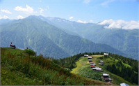 Pokut Yaylası nın karşısında yer alan Sal Yaylası da yerli ve yabancı turistlerin uğrak yerleri arasında bulunuyor 2 bin 2 rakımlı yayla geleneksel ahşap evleriyle ziyaretçileri adeta büyülüyor