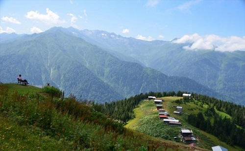 Pokut Yaylası nın karşısında yer alan Sal Yaylası da yerli ve yabancı turistlerin uğrak yerleri arasında bulunuyor 2 bin 2 rakımlı yayla geleneksel ahşap evleriyle ziyaretçileri adeta büyülüyor