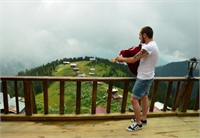 Gölbaşı Rakım yüksek olduğu için yeşilin her tonunu ve çeşit çeşit çiçekleri burada görmek mümkün Yayladaki tarihi evler adeta doğayla iç içe bulunuyor Doğal güzelliği bozacak en ufak bir yapı yok