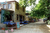 Babasından devraldığı köy kahvesini 17 yıldır işleten Umut Aytaç da ziyaretçilerin köy meydanındaki 250 yıllık çınar ağacının gölgesinde çay ve kahve keyfi yapmasını sağladıklarını söyledi