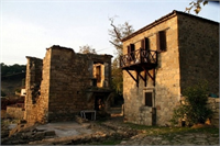 Köyde emlak edinmek için adeta bir serveti gözden çıkarmak gerekiyor Eski Rum taş evlerin restore edilmiş olanlarının fiyatları İstanbul Boğazı ndaki yalılarla yarışıyor