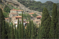 Kazdağları nın eteklerinde kurulu geçmişi antik çağlara dayanan Adatepe köyündeki tarihi taş evlerin fiyatı İstanbul Boğazı ndaki yalılarla yarışırken bu yapılarda günlük konaklama bedeli 750 liraya kadar çıkabiliyor