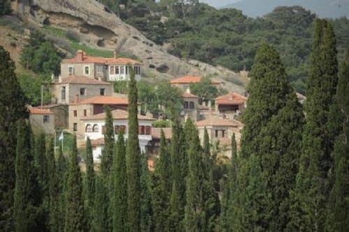 Kazdağları nın eteklerinde kurulu geçmişi antik çağlara dayanan Adatepe köyündeki tarihi taş evlerin fiyatı İstanbul Boğazı ndaki yalılarla yarışırken bu yapılarda günlük konaklama bedeli 750 liraya kadar çıkabiliyor