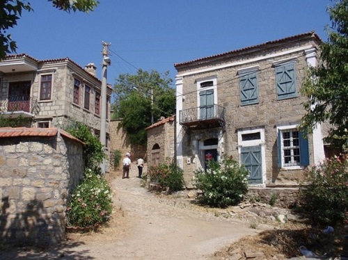Aytaç ziyaretçilere her konuda yardımcı olmaya çalıştıklarını ifade ederek şunları dile getirdi Burası köyün merkezi olduğu için adres soranlara yol gösteriyoruz Herkes adresini buradan sorar karnı acıkan çay içmek isteyen buraya gelir Zaten çay ve çınar ayrı bir özelliktir keyiftir ikisi Burada köyümüzde tamamen organik olarak yetiştirilen ürünleri de bulursunuz Köyümüz sit alanı olduğu için bozulmayan doğal yapısından dolayı yazın çok kalabalık oluyor