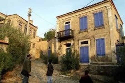 Köyün uzun yıllar önce turizme açıldığını vurgulayan As Köyümüzde tamamen dış dünyadan uzak doğal ortamda tatil yapabilir veya yaşayabilirsiniz Özellikle yaz aylarında köyümüz konumu ve doğal yapısı gereği yoğun ilgi görüyor Adatepe köyünde konaklamanın bedeli 250 ile 750 lira arasında değişiyor diye konuştu