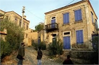 Köyün uzun yıllar önce turizme açıldığını vurgulayan As Köyümüzde tamamen dış dünyadan uzak doğal ortamda tatil yapabilir veya yaşayabilirsiniz Özellikle yaz aylarında köyümüz konumu ve doğal yapısı gereği yoğun ilgi görüyor Adatepe köyünde konaklamanın bedeli 250 ile 750 lira arasında değişiyor diye konuştu