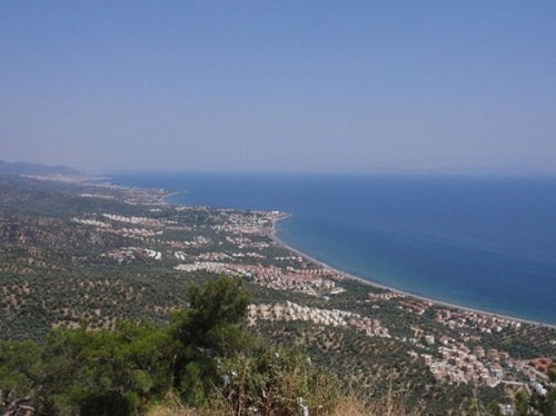 Adatepe köyü sakinlerinden Musa Özcan da köyün yazının da kışının da ayrı güzel olduğunu vurgulayarak Bu köye gelenler kalmayı planlıyor Kimisi otel kimisi motel yapmaya çalışıyor ifadelerini kullandı