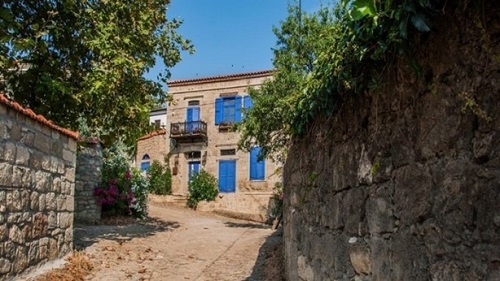 Yılın her döneminde gezilebilen köy özellikle yaz dönemlerinde şehir ve iş stresinden uzaklaşmak eşsiz doğa güzellikleri içinde huzurlu ve sakin bir tatil geçirmek isteyenlerden büyük ilgi görüyor