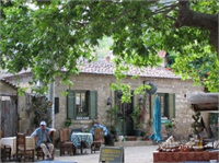 Adatepe köyünde sabun haneden bozma taş binada kafe ve Rumlardan kalma taş evlerde pansiyon işletmeciliği yapan Nur ve Melike As kardeşler köyde tamamen doğal ortamda yaşam ve tatil olanağı bulunduğunu söylüyor