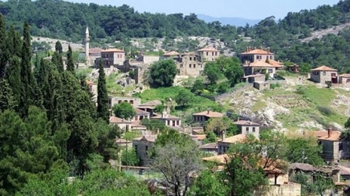As köydeki bazı konaklama tesislerinin 10 yaşın altında çocuk kabul etmediğini belirterek şöyle devam etti Köyümüzde bazı motellerde sessizliği sükuneti korumak adına 10 yaşına kadar çocuk alınmıyor