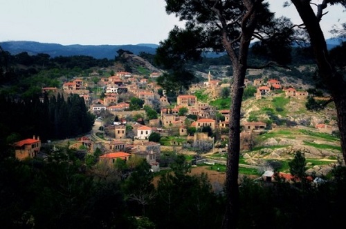 Arnavut kaldırımlı yolları ormanlık alanları otantik yapısıyla ilgi gören köy özellikle 1989 da sit alanı ilan edilmesinden sonra mevcut mimarisi korumayı başardı