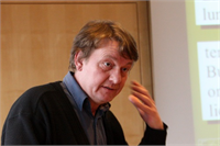 Asıl belirleyici nokta suyu toprakta ve bitkilerde nasıl kullandığımız Aynı zamanda uluslararası gıda ve tarım kuruluşlarından Future of Food un da üyesi olan Alman tarım uzmanı Haerlin bu noktadaki kilit ifadenin sürdürülebilir tarım olduğuna dikkat çekiyor ve ekliyor Buharlaşmadan ve dönüşüm süreci en başa varmadan önce suyu toprakta ve bitkilerde yani tüm ekolojik sistemde nasıl kullandığımız burada asıl belirleyici noktadır Alman tarım uzmanı Benedikt Haerlin gelişmiş ülkelerin farkında olmadan kurak ülkelerin suyunu dolaylı da olsa gasp ettiğini ilginç bir örnekle açıklıyor Örneğin suyun çok daha az olduğu ülkelerden soya ve diğer tarım ürünlerini almak suretiyle aslında Almanya ya su ithal ediyoruz Oysa bu sanal su ticareti suyun bol olduğu ülkelerden suya ihtiyaç duyulan ülkelere yapılmalı Paranın daha çok olduğu ülkelere değil