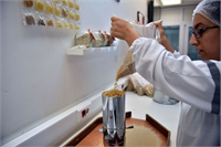 Dev mikserlerde irmik ile su karıştırılarak elde edilen makarna hamuru basınç altında preslenerek şekillendiriliyor ve bu süreçte de her bir makarna çeşidi için ayrı ayrı şekil kalıpları kullanılıyor