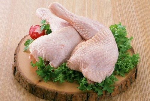 Yumurtada olduğu gibi tavuk ve kümes hayvanlarının etlerinde de standart olarak bir miktar salmonella bulaşımı görülür