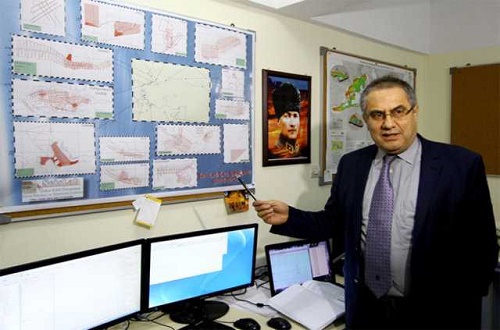 Dokuz Eylül Üniversitesi Deniz Bilimleri ve Teknolojisi Enstitüsü Öğretim Üyesi Prof Dr Günay Çifçi alternatif bir enerji kaynağı olarak uzun süredir üzerinde çalışılan gaz hidratların yakın gelecekte sektörde yerini alacağını belirterek Türkiye nin denizlerinde yüksek miktarda gaz hidrat rezervi var Ne kadar gaz hidrat rezervimiz olduğunun anlaşılması gerekiyor Tahmin edilen rezervlerle bile Türkiye başta enerjide dışa bağımlılığı olmak üzere birçok problemini çözebilir dedi