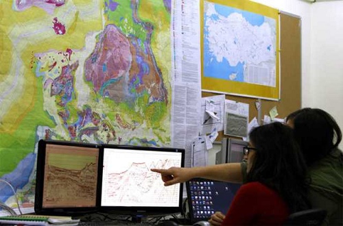 Dünyada karasal denizler ve deniz tabanında bulunan gaz hidrat birikimlerinin sadece küçük bir kısmının ticari potansiyeli olduğuna dikkati çeken Çifçi Gaz hidratlar içerdikleri büyük metan hacmi nedeniyle geleceğin enerji kaynağı olabilirler Dünyadaki karasal ve deniz tabanında bulunan gaz hidrat birikimlerinin sadece küçük bir kısmı bile yıllarca enerji ihtiyacını karşılayabilir Bu konuda çalışan bilim insanlarının ortak görüşü küçük bir gaz hidrat potansiyelinin bile dünyanın yıllarca enerji ihtiyacını karşılayabileceği yönündedir diye konuştu
