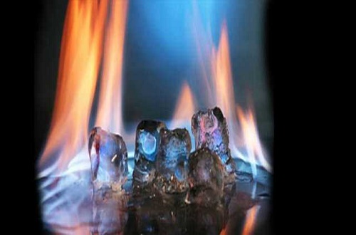 Çifçi gaz hidratların kesin varlığının bilindiği en geniş alan olan ABD nin Blake Sırtı ndaki küçük bir alandan çıkarılan kaynakla ülkenin 105 yıllık doğalgaz gereksiniminin karşılanabileceğinin hesaplandığını kaydederek şöyle devam etti Alternatif bir enerji kaynağı olarak uzun yıllardır üzerine çalışılan gaz hidratların yakın gelecekte sektörde yerini alacağını düşünüyorum Türkiye nin denizlerinde yüksek miktarda gaz hidrat rezervi var Türkiye de ne kadar gaz hidrat rezervi olduğunun anlaşılması gerekiyor Tahmin edilen rezervlerle bile Türkiye başta enerjide dışa bağımlılık olmak üzere birçok problemini çözebilir
