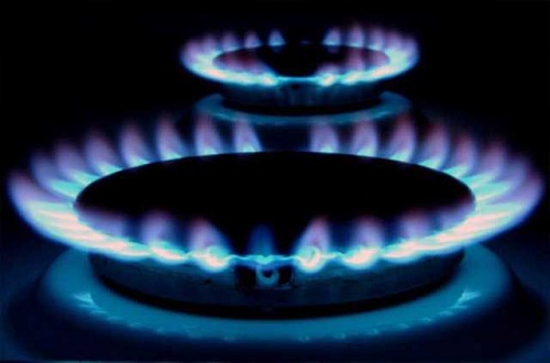 Gaz hidratlar petrol ve doğalgaza oranla daha yüzeysel alanlarda bulunan sondajı ve çıkarılması nispeten daha kolay maddelerdir Ekonomik yollarla çıkarılmasına yönelik teknolojilerin geliştirilmesine devam ediliyor buna ek olarak gaz hidratların bulunduğu coğrafyalarda sera gazını artırıcı yönde metan salımı gerçekleşiyor bu gaz ozon tabakasını olumsuz etkiliyor Bu maddenin bulunduğu yerde topraktan veya denizden çıkarılıp işlenerek enerji kaynağı haline getirilmesı gerekir Böylece gazın işlenmesi ve ekonomiye kazandırılmasıyla çevreye verilen zarar da en aza indirgenerek çifte fayda sağlanmış olacak