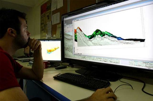 Halen Dokuz Eylül Üniversitesi bünyesinde yer alan sismik laboratuvarı Seislab da Ulusal Denizlerde Gaz Hidrat Araştırma konulu proje kapsamında Koca Piri Reis araştırma gemisiyle bir çalışma yürütüldüğünü belirten Çifçi bu kapsamda veri toplanması yorumu işlenmesi amacıyla 2005 yılından bu yana çaba harcandığını anlattı