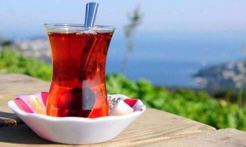 Siyah çayda bulunan fitokimyasallar ile düzenli tüketim sağlandığında güçlü kemikleri destekler kemik yoğunluğuna katkıda bulunur osteoporoz ve artrit riskini azaltır