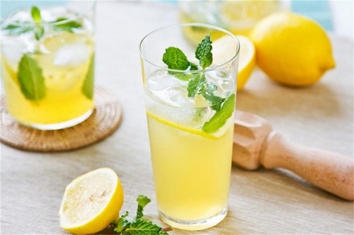 1 5 bardak suya 2 limonun suyunu sıkın ve kahvaltıdan önce için