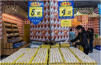 Yumurta ise ilginç bir şekilde satılıyor Biz adet olarak satın almaya alışık olduğumuzdan belki garip geliyor bilmiyoruz ama burada yumurta ağırlığı ile satılıyor