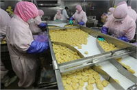 2014 yılında Şanghay Gıda ve İlaç İdaresi tarafından kapatılmadan bir kaç gün önce çekilen et üretim tesisinden bir kare