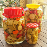 Dondurucuda dahi olsa çapraz buluşmanın engellenmesi için sebze et ve tavuk birbiriyle temas etmemelidir Dondurulmuş sebzelerin derin dondurucuda muhafaza süresi 8 10 aydır