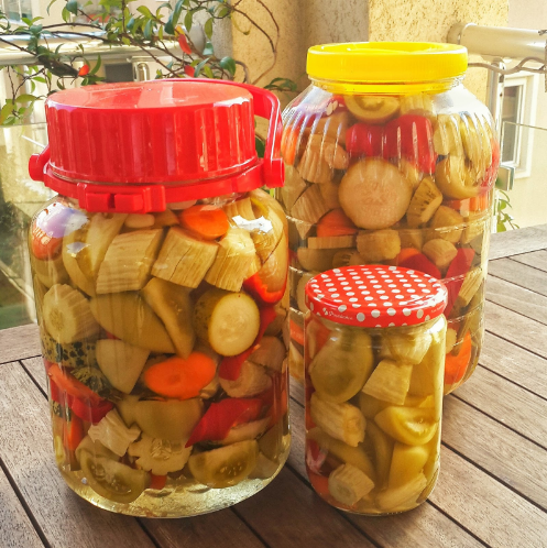 Dondurucuda dahi olsa çapraz buluşmanın engellenmesi için sebze et ve tavuk birbiriyle temas etmemelidir Dondurulmuş sebzelerin derin dondurucuda muhafaza süresi 8 10 aydır
