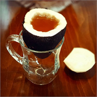 Turpun uç kısmına küçük bir delik açılarak bir bardağın üzerine koyulur ve balın turptan yavaşça süzülmesi sağlanır