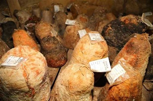 Aynı enstitüde görevli Dr Jacques Holt ise Bu köyün inanılmaz fantastik bir coğrafyası var Bu mağarada üretilen ürün çok özgün Bu peyniri dünyanın bilmeye hakkı var Dünya bunu tanımalı O yüzden organize olup bu ürünün standartlaştırılması ticari olarak üretilmesi lazım ifadelerini kullandı