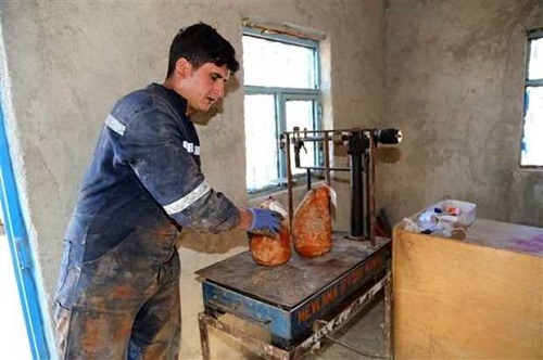 Antalya daki konferans sonrası hayvan çiftliklerine ziyaretlerde bulunduklarını aktaran Gautier Küçükbaş hayvancılık üzerine araştırma yapıyorum Peynir ise özel ilgi alanım Ülkemde Rokfor peynirinin üretildiği kasabada araştırmalar yaptım Rokfor u ve bu kasabayla anılan peynirini çok iyi biliyorum Buradaki peynirin Türk rokforu diye adlandırıldığını duyunca gelip yerinde görmek istedim diye konuştu