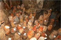 Peynir keselere konulup suyunun akması için bir süre bekletilir Ovalanıp kuzu ve oğlak derisine basıldıktan sonra mağaraya konulur Divle peynirini özel kılan süreç bundan sonra başlar Peynirlerin saklandığı mağara 36 metre derinliğinde ve 257 metre uzunluğunda İçerideki sıcaklık her zaman 4 derece Mağaraya bırakılan tulumlar önce doğal renginde olurken zamanla üzerinde bir küf tabakası oluşuyor Bir süre sonra bu küf dökülüyor ve kızıl bir rengi alıyor Bu süreç 3 4 ayı buluyor Mağarada bulunan bakteriler deriyi kızıla çevirirken içindeki peynire de özel bir tat ve aroma katıyor Ekim ayının gelmesi ile peynirler obruktan çıkarılıyor Peynirin kilosu bu yıl 45 50 liradan satılıyor