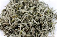 YAŞ VE KURU ÇAYDA FİYAT FARKI Günün ilk ışıkları ile güneş ışığına fazla bırakılmadan yaş çayın beyaz tüylerle kaplı tepe tomurcuklarını elle toplayan üretici yaş beyaz çayın kilogramını 400 450 liraya satıyor