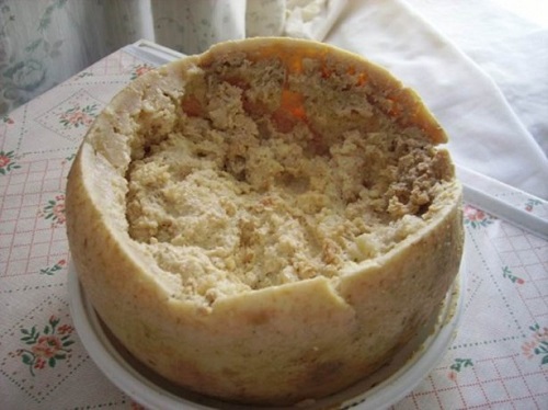 Casu Marzu Fransızlar bu peyniri çok sever Türkçeye çevirdiğimizde ise çürük peynir anlamına gelir Peki nasıl yapılır ve nerelerde yasaktır bu çürük peynir Koyun sütünden yapılan İtalyan peyniri var adı Pecorino İşte bu pecorino peynirinin içerisine sinek larvaları enjekte edilerek Casu Marzu üretilir Zaten bu şekilde bakınca yeteri kadar ürkütücü olan bu peynirin içerisinde bazen içerisinde sinek larvaları mevcutken tüketilir ki bu daha tehlikeli bir durumdur Çünkü mide asidi bu larvaları öldüremez ve bu larvaların bağırsaklara ve başka organlarına bulaşmasına neden olur Peki nerede yasak bu Casu Marzu Avrupa ve Amerika da