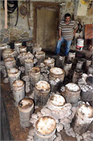 Haftada bir topladığı mantarlardan 30 35 kilogram ürün aldığını belirten Keserci Tanıdıkların yanı sıra manavlara kilogramı 10 15 liradan satarak gelir elde ediyorum