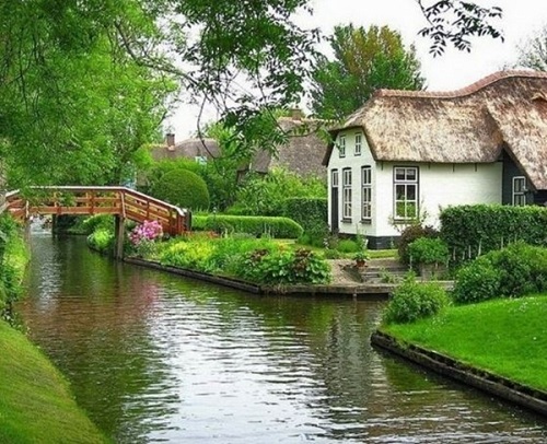 Dolayısıyla burada sadece teknelerle ulaşım mümkün