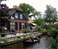 Bu arada sadece elektrik motorlu teknelere izin var yakıtlı motorlar kullanılmıyor