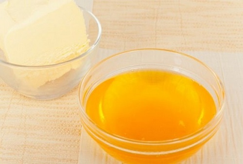 Yavaş yavaş eriyen tereyağındaki köpükler bir süre sonra yüzeye çıkacak süt tortuları da dibe çökecek Yüzeyde biriken köpükleri temizledikten sonra süzgeç ya da tülbent yardımıyla süzüp buzdolabına koyabilirsiniz