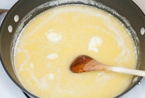 Evde sadeyağ yapımı Sadeyağ yapımında kullanacağınız tereyağı inek sütünden yapılmış doğal ve tuzsuz köy tereyağı olmalı Öncelikle 1 kilogram tereyağını tabanı kalın bir tencereye alın Kısık ateşte eritmeye başlayın Yakmadan tahta bir kaşık ile sürekli karıştırın Yağın üzerinde oluşan köpükleri bir tahta kaşıkla alın Su buharlaşacak ve dibinde beyaz tortular oluşacak Yaklaşık 20 dakika sonra su tamamen buharlaşınca artık köpük oluşmamaya başlayacak Ocağı kapatın