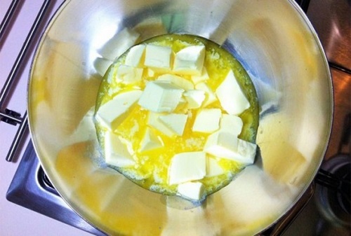 Tereyağı 37 dereceye ulaşınca erimeye başlar ve 40 derecede tamamen erimiş fakat daha ayrışmamış hale gelir Daha da ısıtılması halinde su ve yağ birbirinden ayrılmaya başlar 100 derecede su buharlaşır ve 150 derecede ise tereyağı yanma noktasına ulaşmış olur Burada yanan aslında kazeindir Bu yüzden eğer tereyağını besinleri pişirmede veya kızartmada kullanmak istiyorsak sadeyağ yani tereyağından kazeini ve suyu çıkarıp saf yağ haline getirmeliyiz